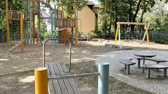 Aufgefrischt und barrierearm: Südteil des Spielplatzes Moabiter Straße in Erbenheim wieder nutzbar Aufgefrischt und barrierearm: Südteil des Spielplatzes Moabiter Straße in Erbenheim wieder nutzbar