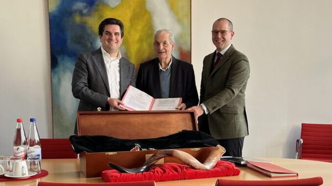 Ehemaliger Intendant Manfred Beilharz schenkt umfangreichen Nachlass an Stadtarchiv Wiesbaden Ehemaliger Intendant Manfred Beilharz schenkt umfangreichen Nachlass an Stadtarchiv Wiesbaden