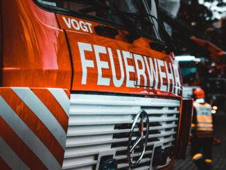 Eltville rüstet Feuerwehr auf: Drehleiter, Atemschutzwerkstatt und Defibrillatoren in Betrieb genommen
