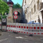 Fassadenschaden zwingt zur Sperrung von Am Römertor und Zufahrt aus der Coulinstraße