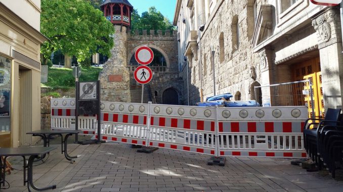 Fassadenschaden zwingt zur Sperrung von Am Römertor und Zufahrt aus der Coulinstraße Fassadenschaden zwingt zur Sperrung von Am Römertor und Zufahrt aus der Coulinstraße