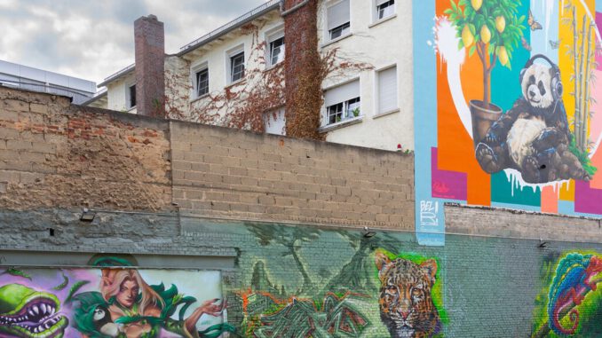 Graffiti, Sitzinseln und Orangenfarbe: Temporärer Treffpunkt in der Marktstraße entsteht Graffiti, Sitzinseln und Orangenfarbe: Temporärer Treffpunkt in der Marktstraße entsteht