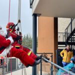 Höhenretter der Feuerwehr überraschen Kinder im Zwerg-Nase-Zentrum