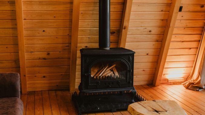 Hofheim bietet kostenlose Onlinekurse zum effizienten Heizen mit Holz