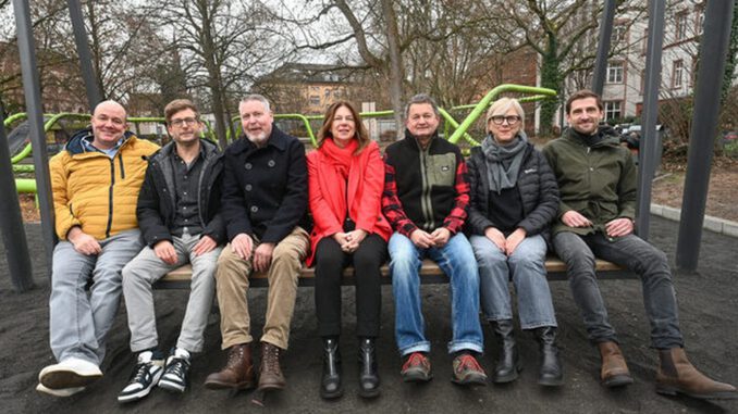 Hollywoodschaukel auf dem Schulberg eröffnet Aussichtspunkt über Wiesbadens Innenstadt