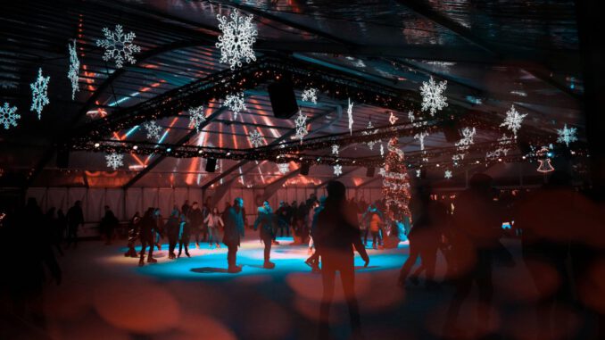 Jahresabschluss auf Kufen: Eis-Disco am 19. Dezember auf Henkell Kunsteisbahn