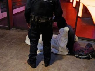 Nächtliche Streifen in Wiesbaden: Stadtpolizei bietet Tee und Hinweise für Menschen ohne Wohnung
