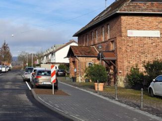 Neuer Gehweg vor Bahnhof in Igstadt verbessert Schulweg und Parkraum