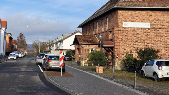 Neuer Gehweg vor Bahnhof in Igstadt verbessert Schulweg und Parkraum Neuer Gehweg vor Bahnhof in Igstadt verbessert Schulweg und Parkraum