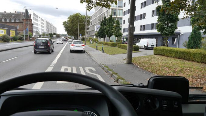 Positive Zwischenbilanz: Frontkameras dokumentieren Falschparker in ESWE-Bussen Positive Zwischenbilanz: Frontkameras dokumentieren Falschparker in ESWE-Bussen