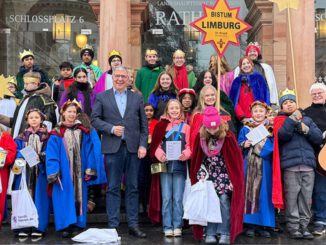 Sternsinger überreichen Segen im Rathaus und thematisieren Kinderarbeit