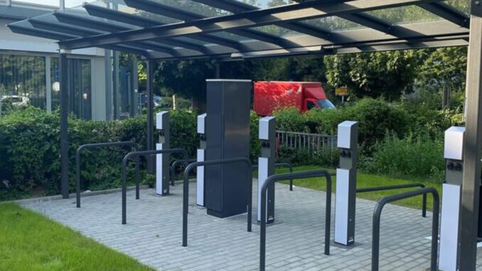 Überdachte Fahrradstation am Elsässer Platz bietet Ladestationen und Reparaturservice