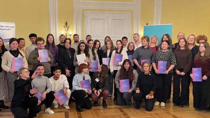 Wiesbaden: 34 Auszubildende schließen Auslandspraktikum ab und erhalten Europässe Wiesbaden: 34 Auszubildende schließen Auslandspraktikum ab und erhalten Europässe