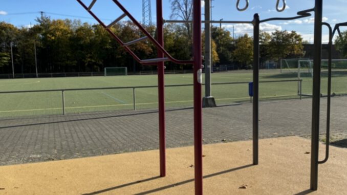 Wiesbaden ergänzt Sportplatz Amöneburg um Calisthenics Anlage und Basketballkorb