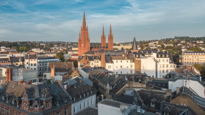 Wiesbaden erhebt an Adventswochenenden Pauschaltarif von fünf Euro in städtischen Parkhäusern