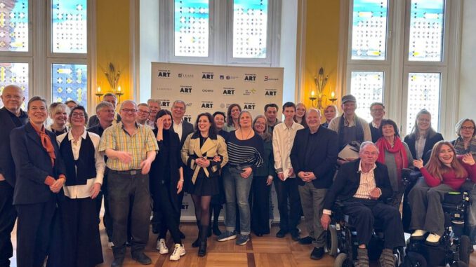 Wiesbaden eröffnet inklusives Kunstprojekt mit Tandemarbeit, Film und Auktion Wiesbaden eröffnet inklusives Kunstprojekt mit Tandemarbeit, Film und Auktion