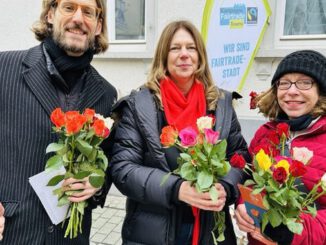 Wiesbaden verteilt Fairtrade-Rosen zum Valentinstag und wirbt für fairen Handel